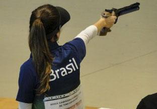 A grande promessa do Brasil na competição é a atiradora Thaís Moura. Bolsista há três anos, ela é praticante do esporte há sete e acumula vários títulos importantes da modalidade / Foto: Divulgação 